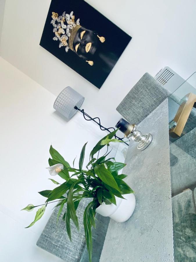 Unique View Of Anfield Stadium - Charming 2 Bedroom Apartment In Liverpool With Parking Exterior photo